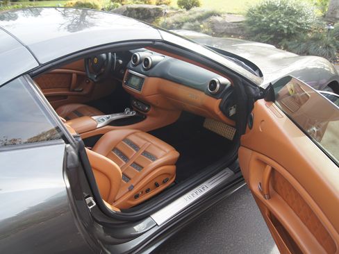 Used 2013 Ferrari California image 9