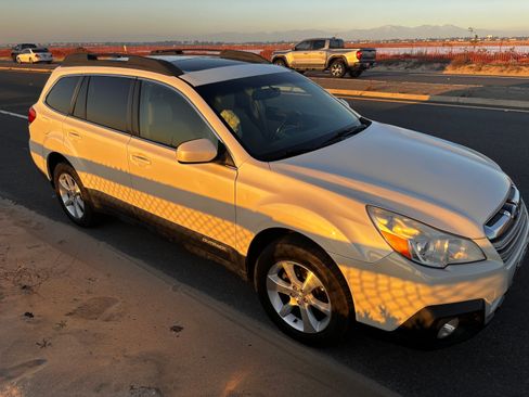 Used 2013 Subaru Outback 2.5i Limited w/ Moonroof Pkg image 2