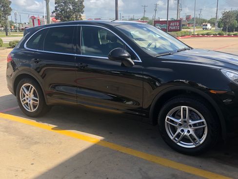 Used 2014 Porsche Cayenne Sport Utility 4D image 2