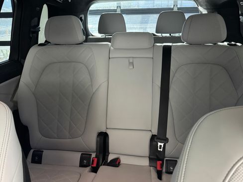 Used 2024 BMW X7 xDrive40i w/ Premium Package image 9