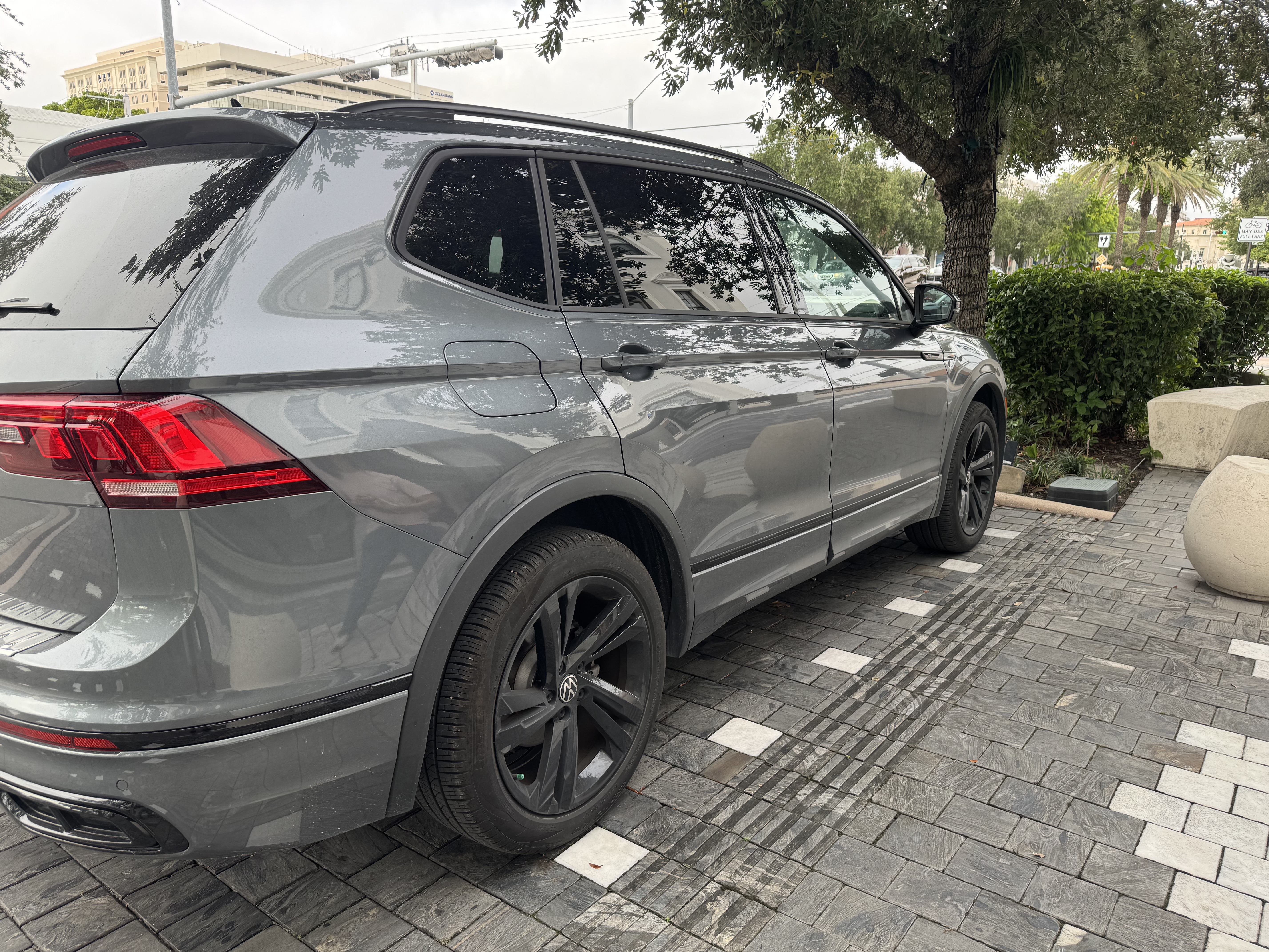 Used 2024 Volkswagen Tiguan SE R-Line FWD image 6