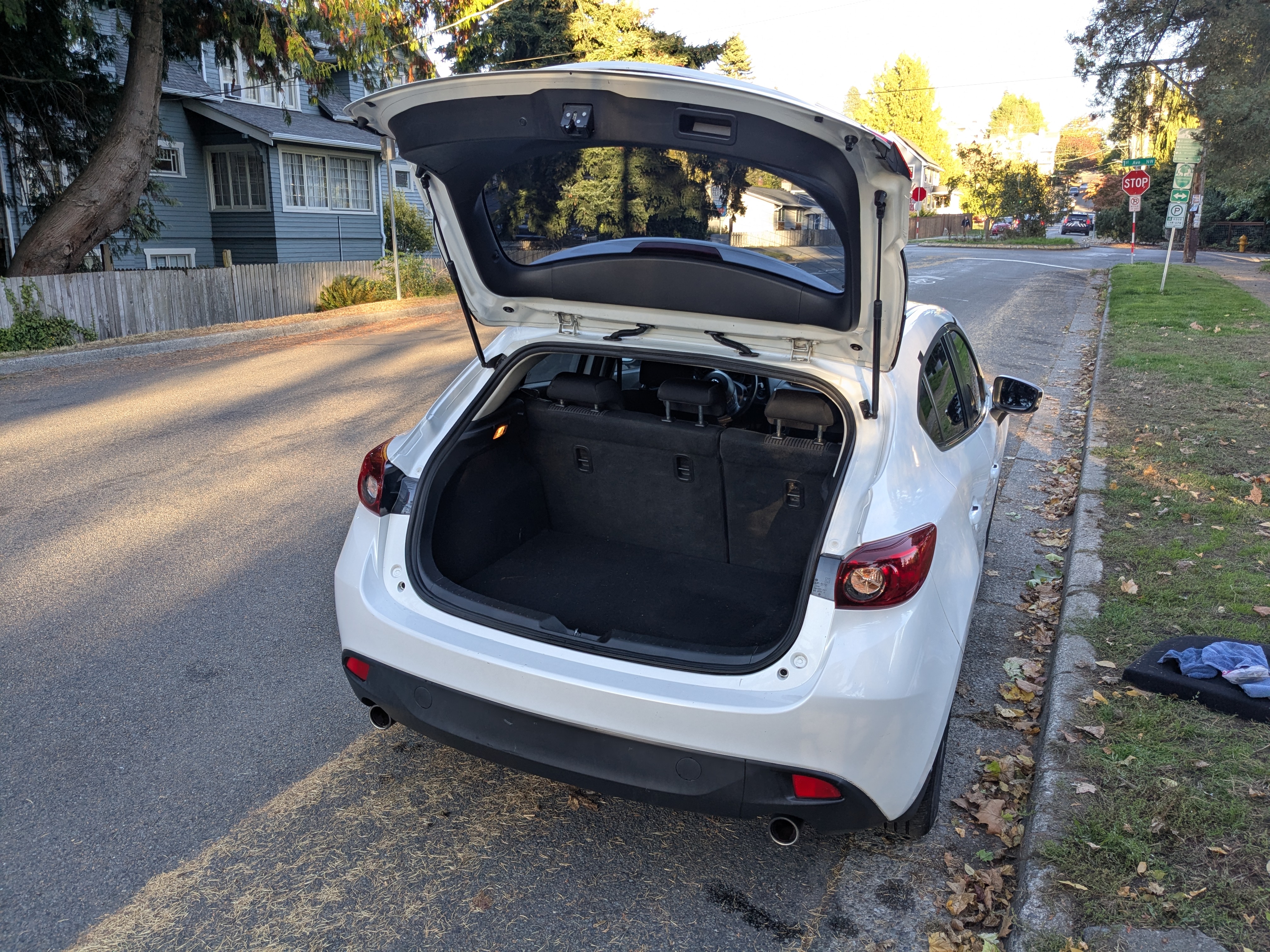 Used 2016 MAZDA MAZDA3 i Sport w/ Preferred Equipment Package FWD image 10