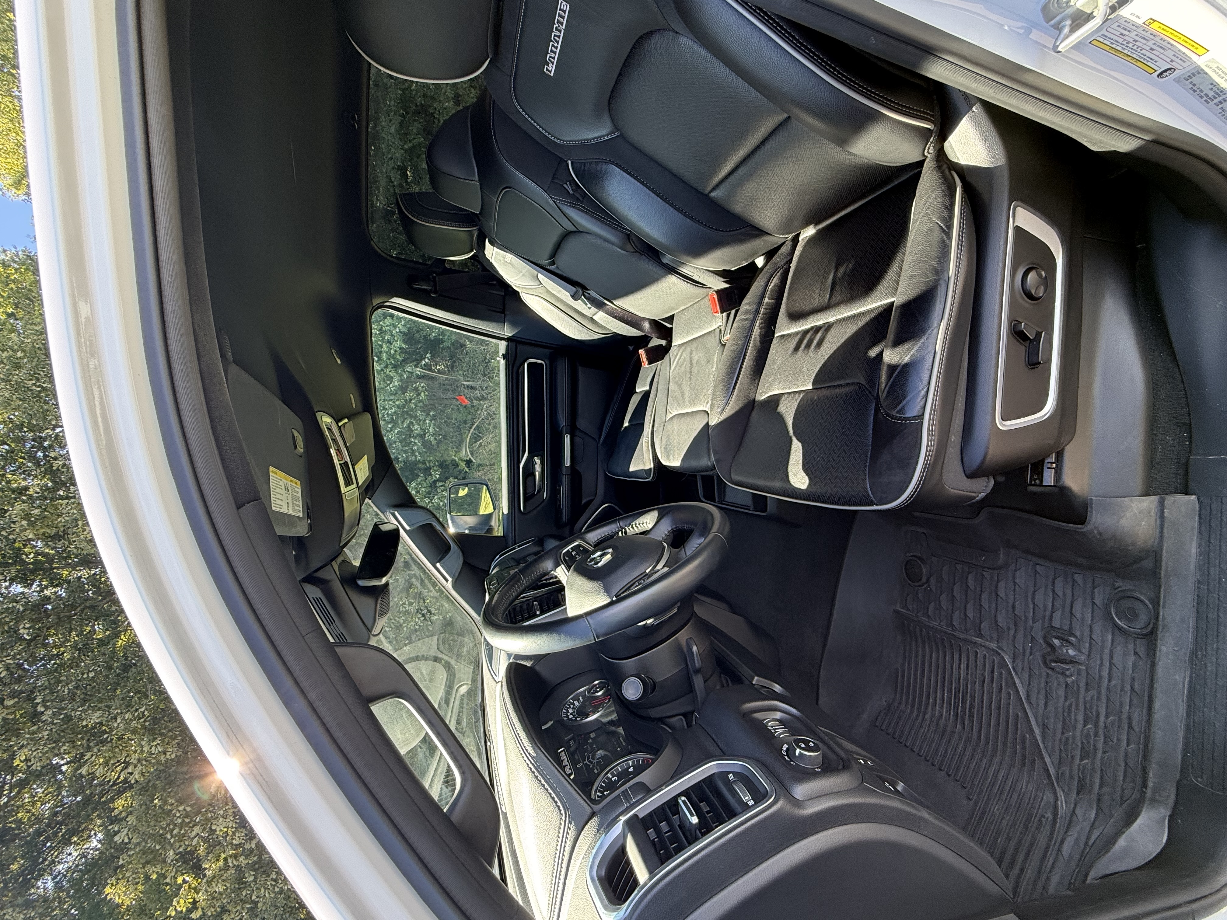 Used 2023 RAM 1500 Laramie AWD/4WD image 18