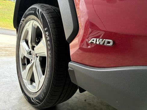 Used 2021 Toyota RAV4 XLE Premium AWD/4WD image 5