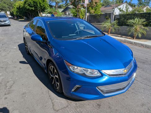 Used 2017 Chevrolet Volt LT w/ Comfort Package image 2