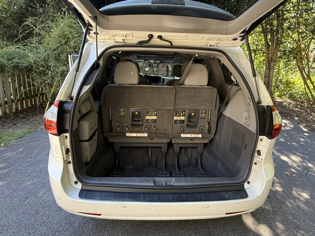 Used 2017 Toyota Sienna XLE Premium FWD image 5