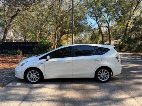 Used 2014 Toyota Prius V Five image 11
