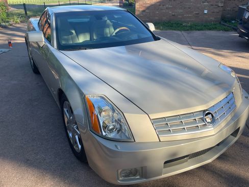 Used 2006 Cadillac XLR image 11