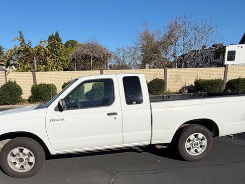 Used 2000 Nissan Frontier XE image 6