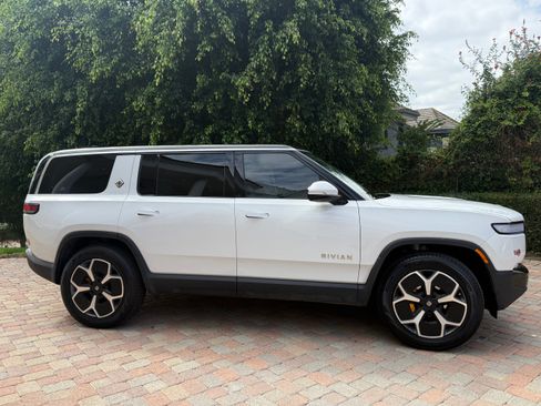 Used 2023 Rivian R1S Adventure image 2