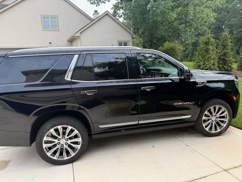 Used 2021 GMC Yukon Denali w/ Denali Premium Package AWD/4WD image 1