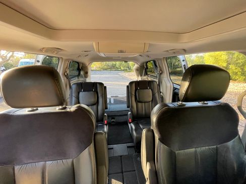 Used 2015 Chrysler Town & Country Limited Platinum FWD image 24