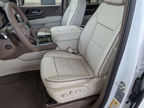 Used 2025 GMC Yukon XL Denali w/ Sun & Power Step Package image 10