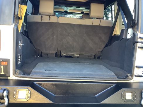 Used 2009 Jeep Wrangler Unlimited X image 9