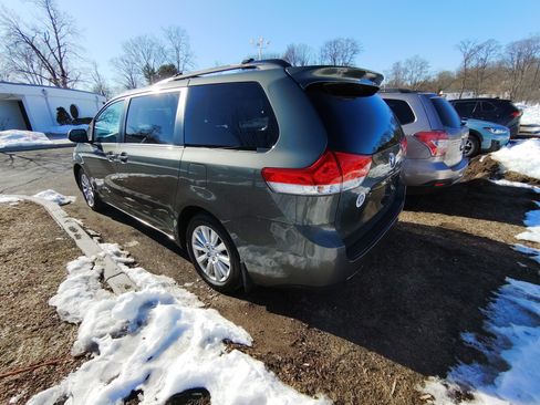 Used 2013 Toyota Sienna XLE image 2