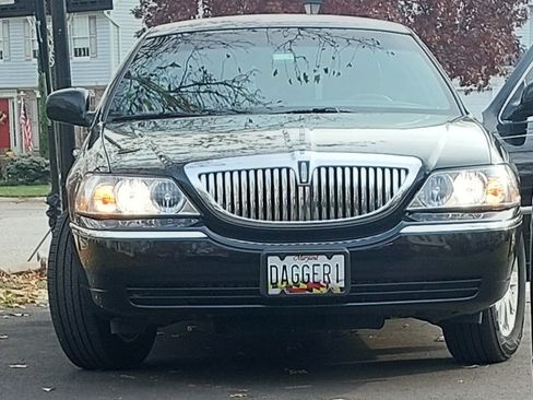 Used 2011 Lincoln Town Car Signature Limited image 1