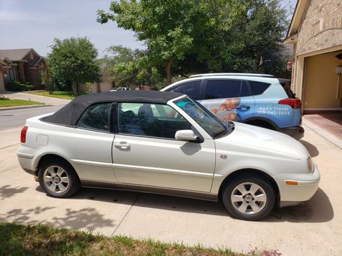 Used 2002 Volkswagen Cabrio GLX image 2