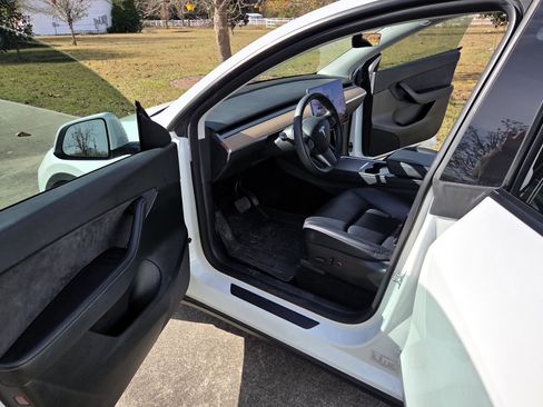 Used 2022 Tesla Model Y Long Range image 9