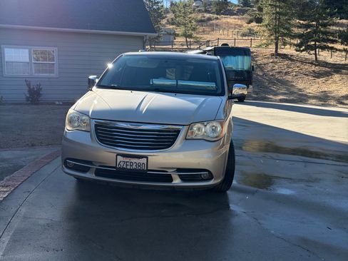 Used 2013 Chrysler Town & Country Touring-L w/ Entertainment Group #2 FWD image 2