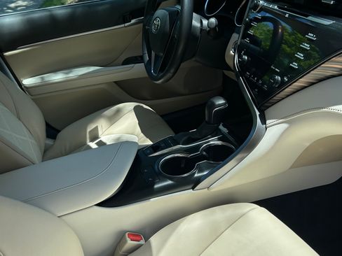 Used 2019 Toyota Camry XLE w/ Navigation Package FWD image 6