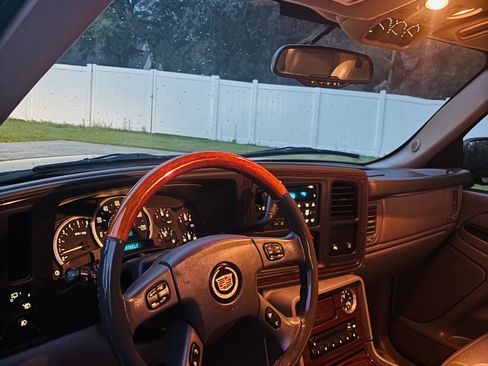 Used 2004 Cadillac Escalade 2WD image 12