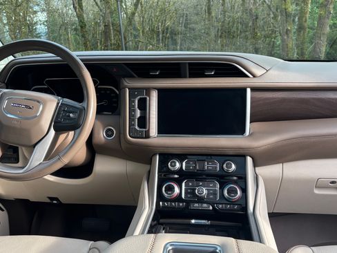 Used 2021 GMC Yukon Denali w/ Denali Premium Package image 14
