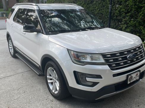 Used 2017 Ford Explorer XLT w/ Equipment Group 202A FWD image 3