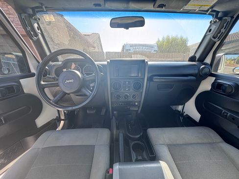 Used 2009 Jeep Wrangler Unlimited Rubicon w/ Dual Top Group AWD/4WD image 15