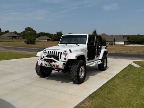 Used 2012 Jeep Wrangler Unlimited Sahara w/ Connectivity Group image 5