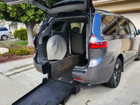 Used 2020 Toyota Sienna XLE Premium image 4