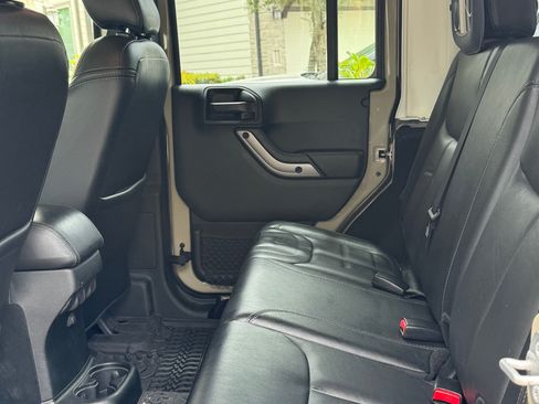 Used 2018 Jeep Wrangler Unlimited Sahara w/ Max Tow Package AWD/4WD image 5