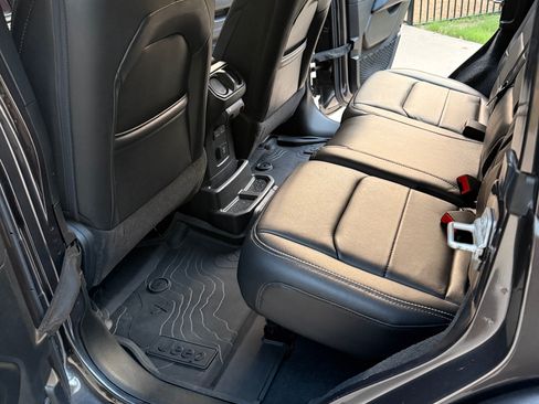 Used 2018 Jeep Wrangler Unlimited Sahara AWD/4WD image 8