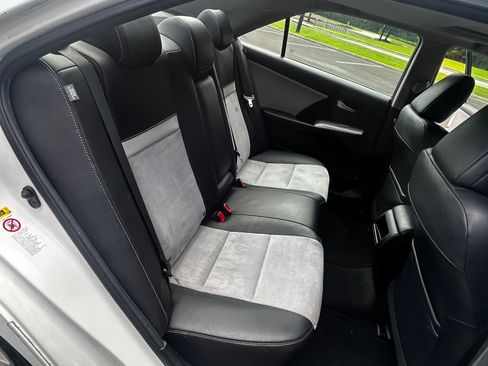 Used 2012 Toyota Camry SE w/ Leather Pkg FWD image 11