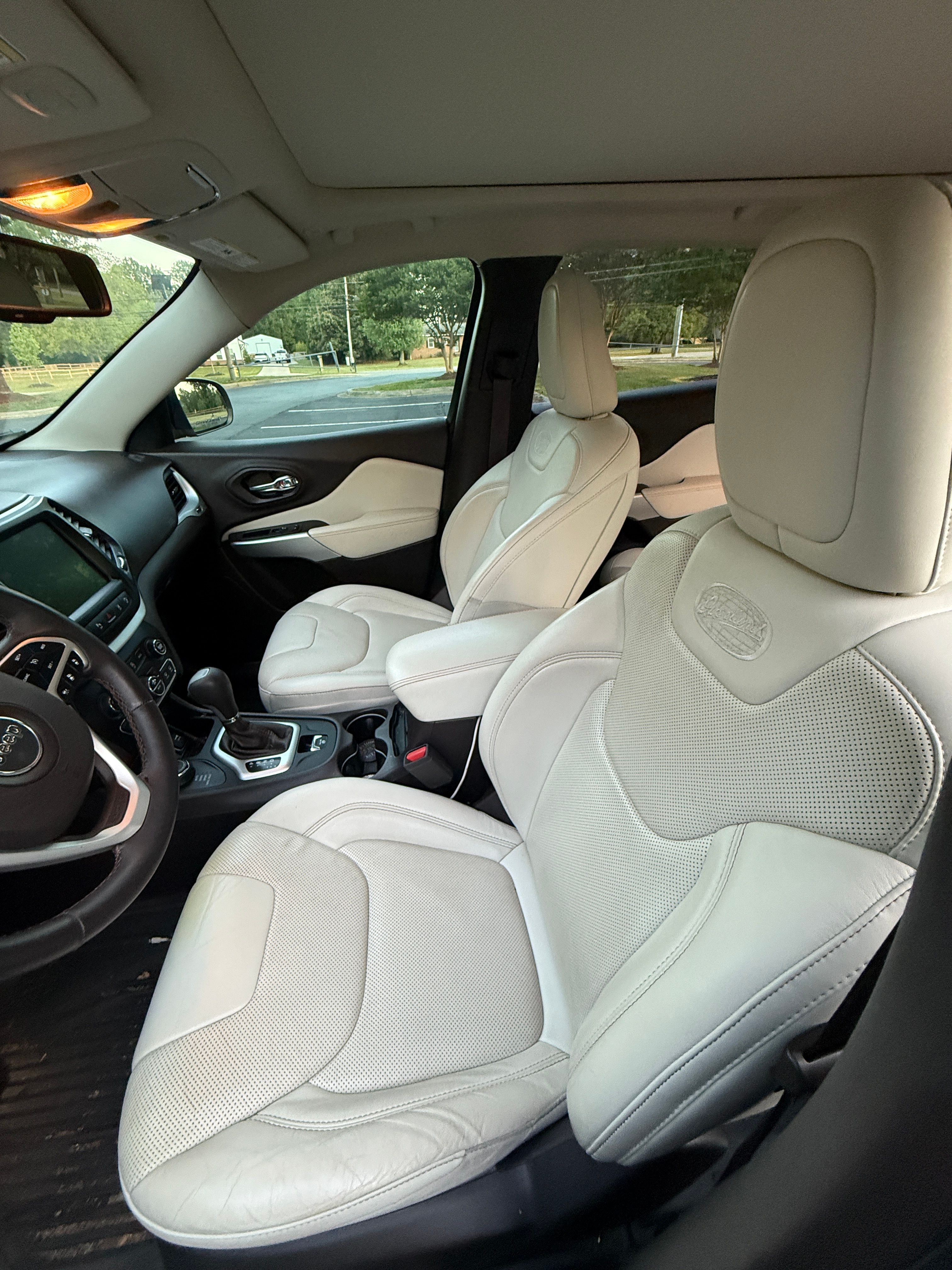 Used 2018 Jeep Cherokee Overland w/ Technology Group AWD/4WD image 9