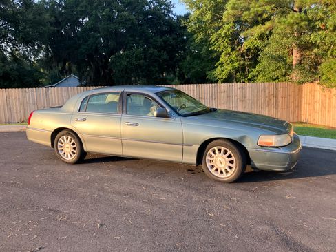 Used 2006 Lincoln Town Car Signature image 4