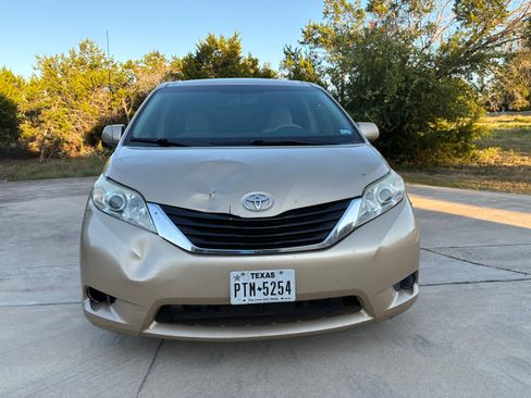 Used 2011 Toyota Sienna LE w/ Towing Pkg AWD/4WD image 8
