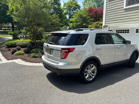 Used 2013 Ford Explorer XLT AWD/4WD image 9
