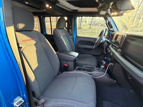 Used 2024 Jeep Wrangler Unlimited Rubicon w/ Technology Group image 12