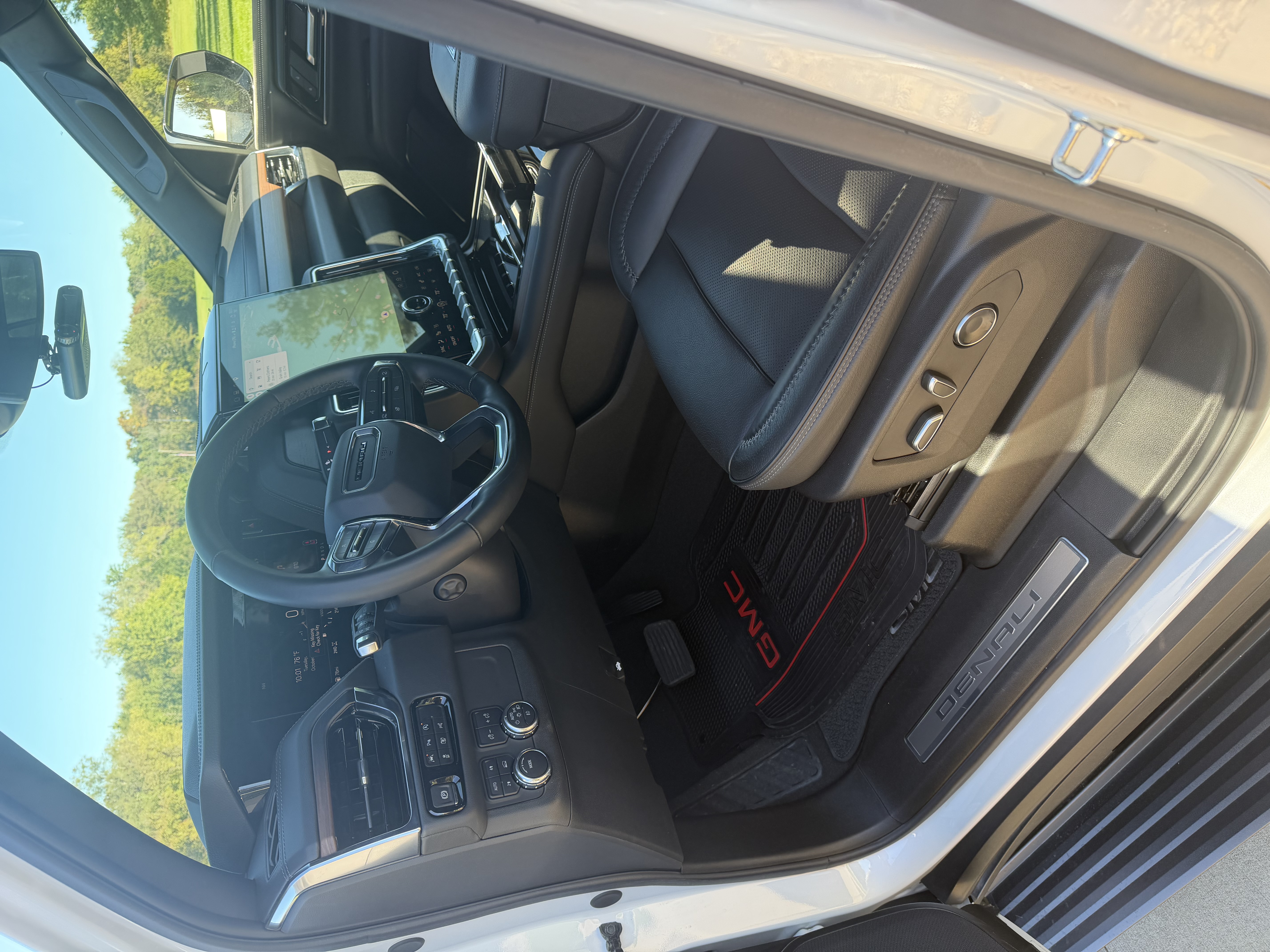 Used 2025 GMC Yukon Denali w/ Sun & Power Step Package AWD/4WD image 9