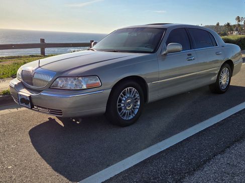 Used 2007 Lincoln Town Car Signature Limited image 4