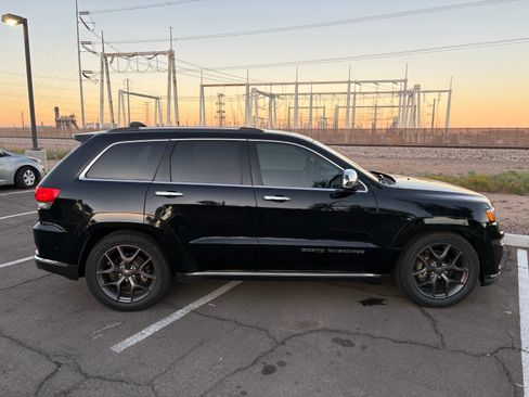 Used 2018 Jeep Grand Cherokee Summit image 2