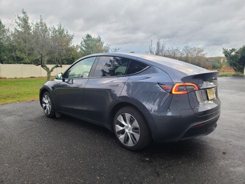 Used 2023 Tesla Model Y Long Range image 2