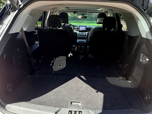 Used 2021 Ford Explorer XLT w/ Equipment Group 202A AWD/4WD image 11