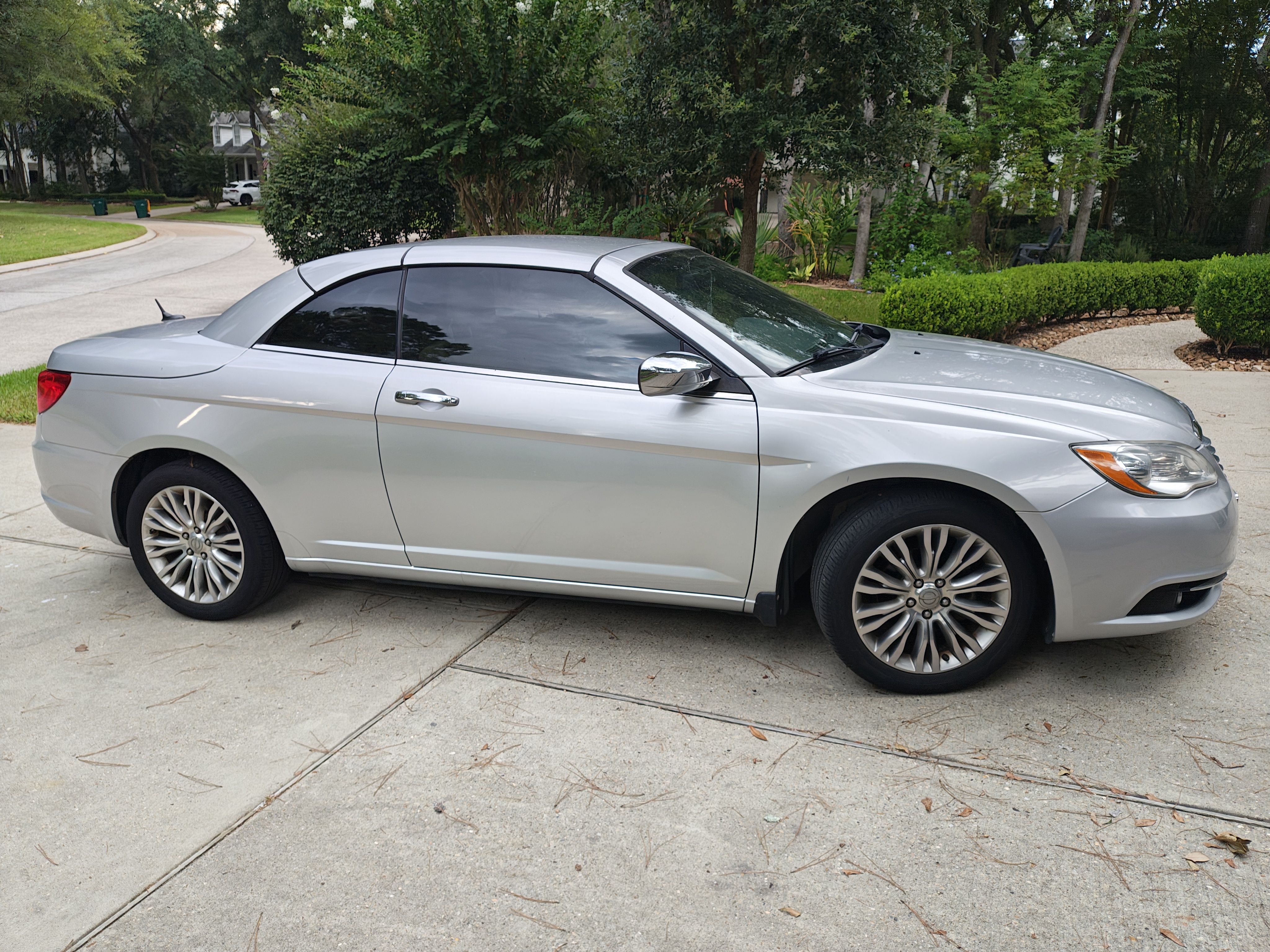 Used 2011 Chrysler 200 Limited FWD image 1