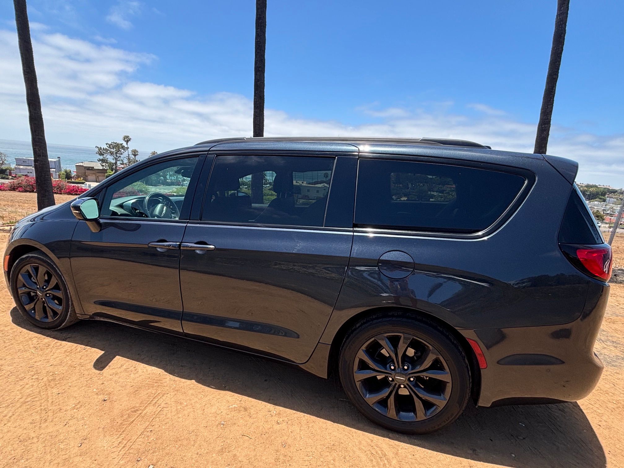 Used 2020 Chrysler Pacifica Limited w/ Advanced Safetytec Group FWD image 6
