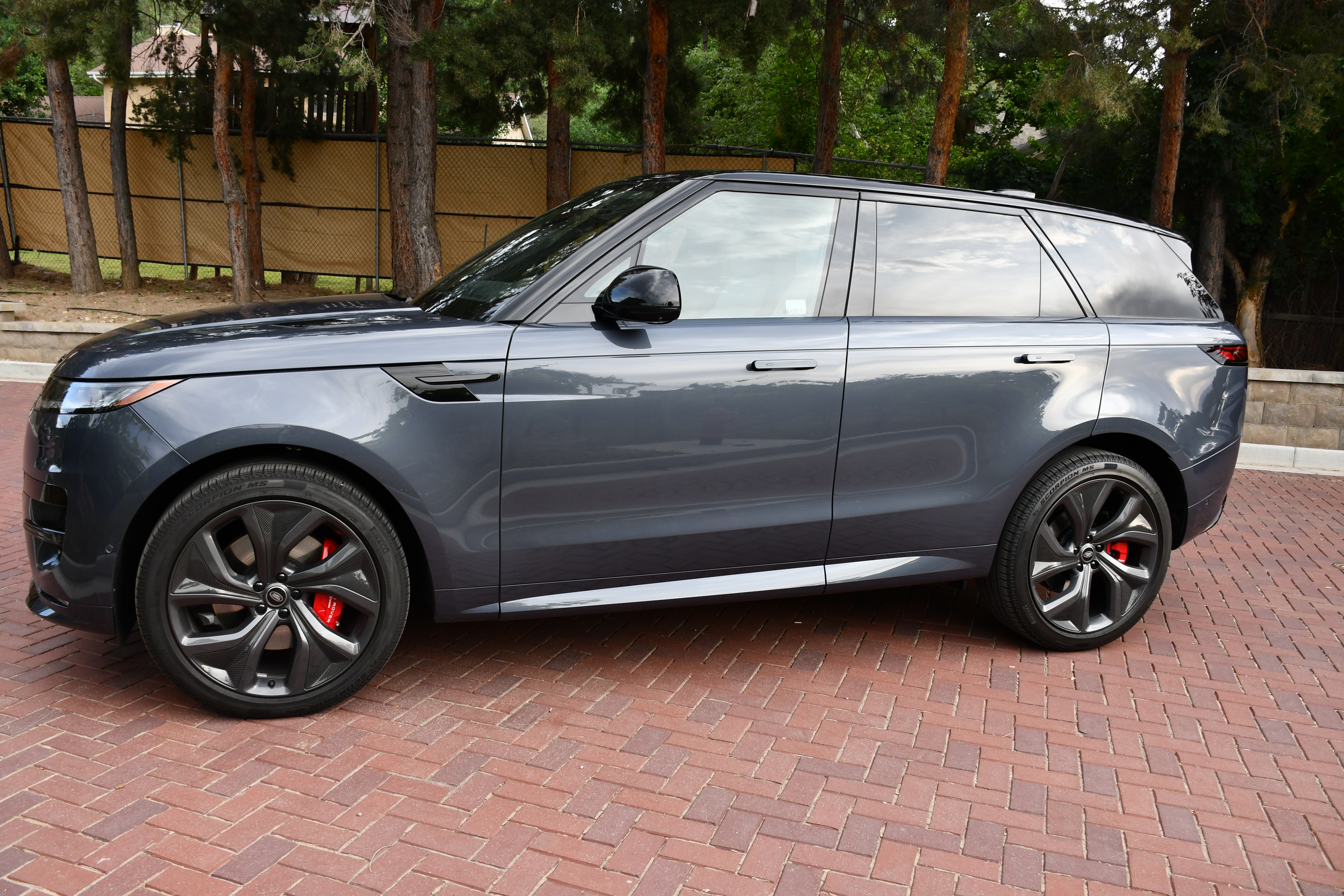 Used 2025 Land Rover Range Rover Sport Dynamic SE AWD/4WD image 2