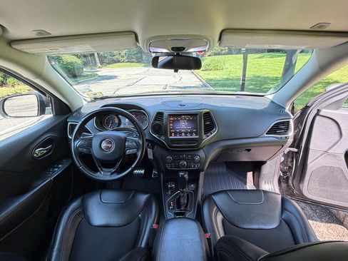 Used 2019 Jeep Cherokee Trailhawk AWD/4WD image 5