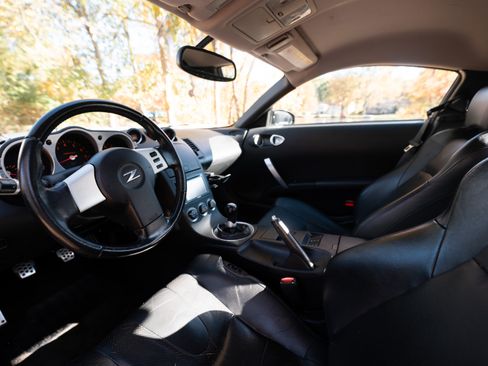 Used 2005 Nissan 350Z 35th Anniversary Edition w/ (N93) Cargo Convenience Pkg image 8