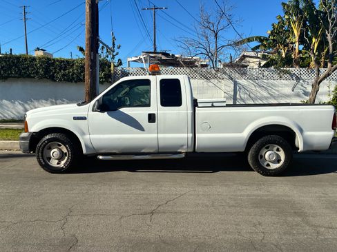 Used 2006 Ford F250 XL image 2