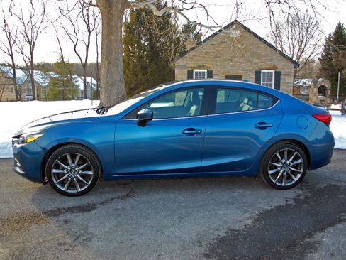 Used 2018 MAZDA MAZDA3 Touring image 2